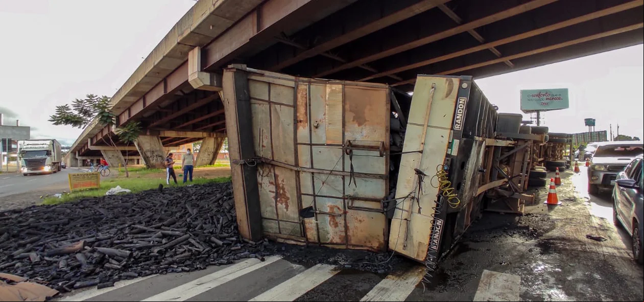 Acidente aconteceu embaixo do viaduto da Miguel Rosa