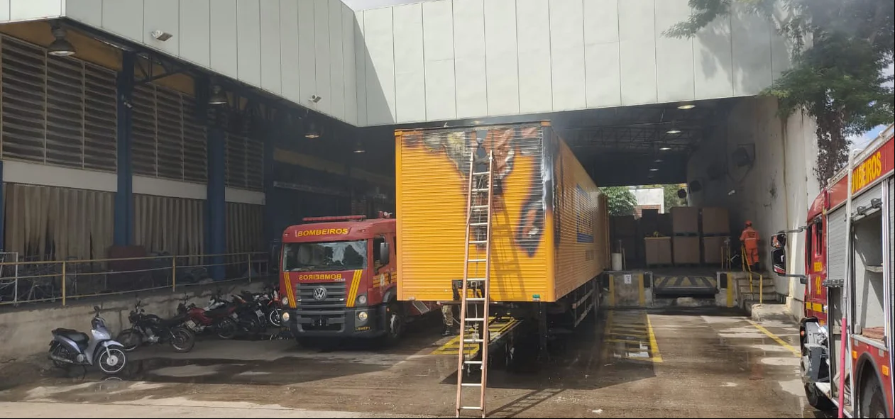 Carreta pega fogo nos Correios