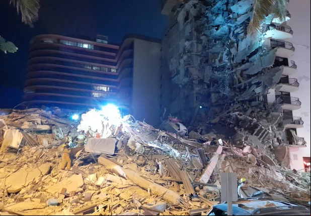 O prédio de 12 andares fica na Collins Avenue, e o condomínio tem vista para o mar.