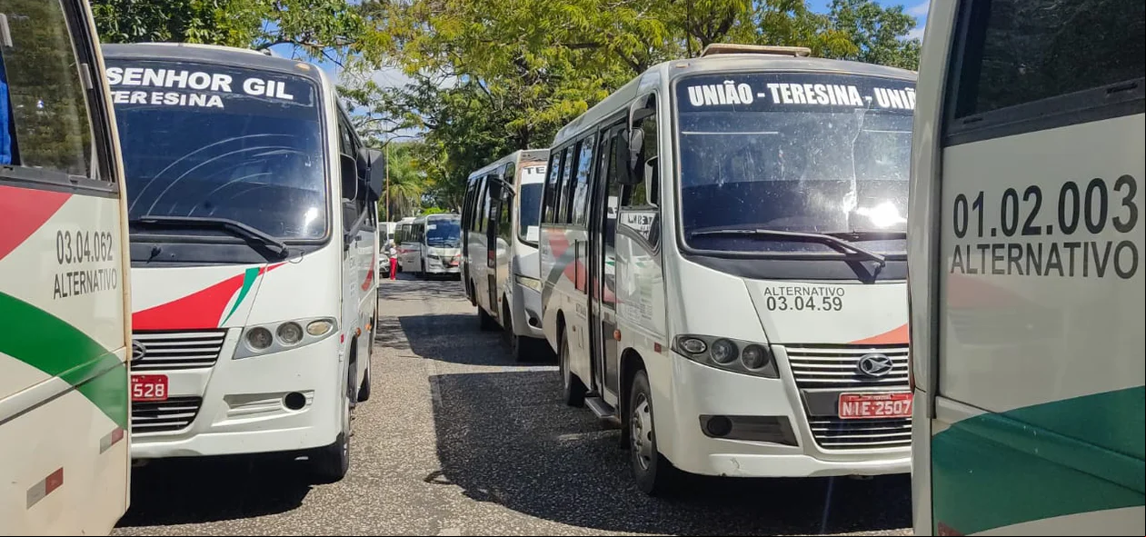 Ônibus parados em frente à secretaria