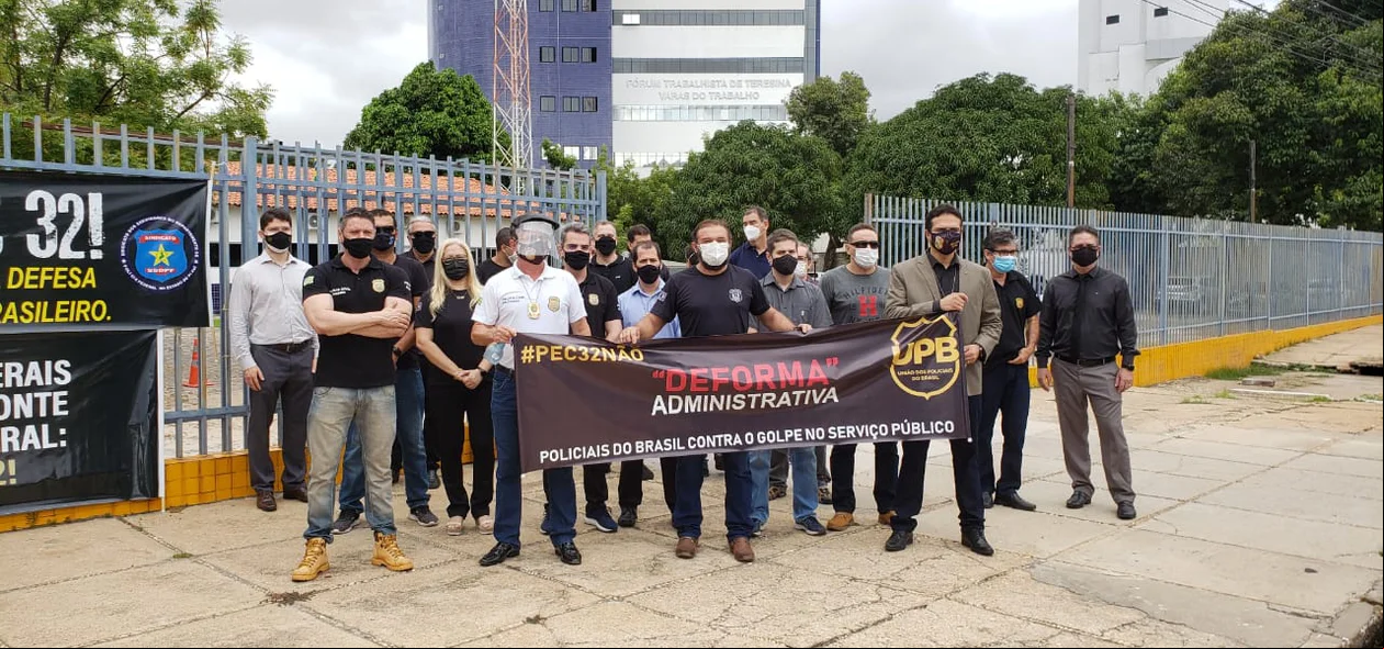 Policiais reunidos no protesto
