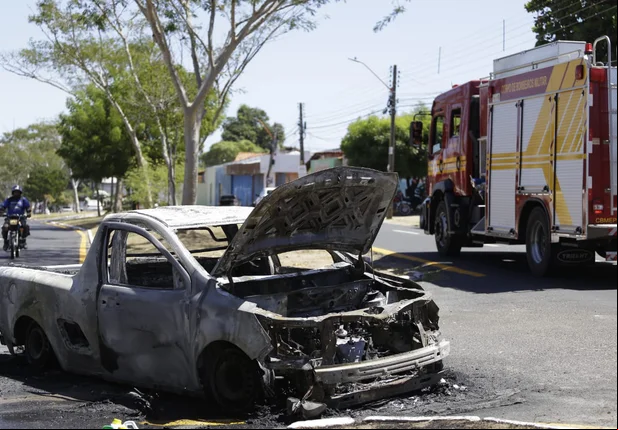 Carro pega fogo na Av. João Antônio Leitão