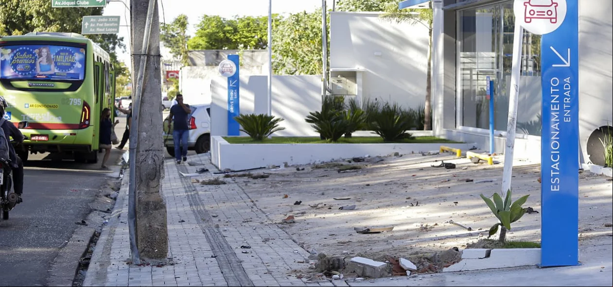 Um dos veículos invadiu o estacionamento de uma farmácia e colidiu em uma motocicleta