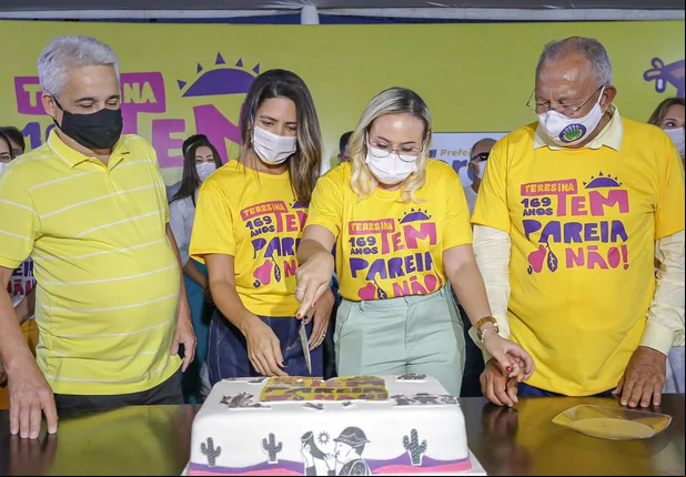 Corte tradicional do bolo de aniversário de Teresina