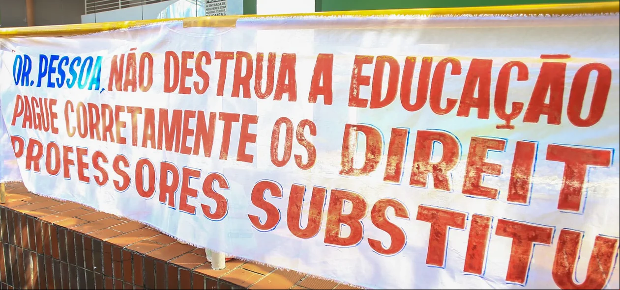 Faixas utilizadas pelos professores durante o protesto