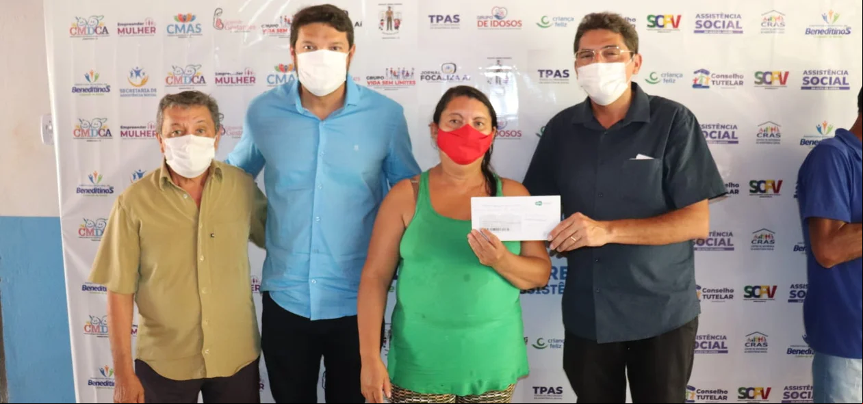 Moradores de Beneditinos recebendo o cartão