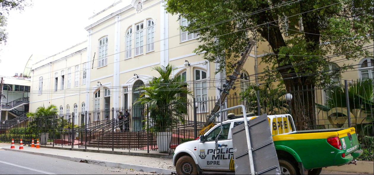 Viatura colidiu com poste em frente ao Colgio Diocesano