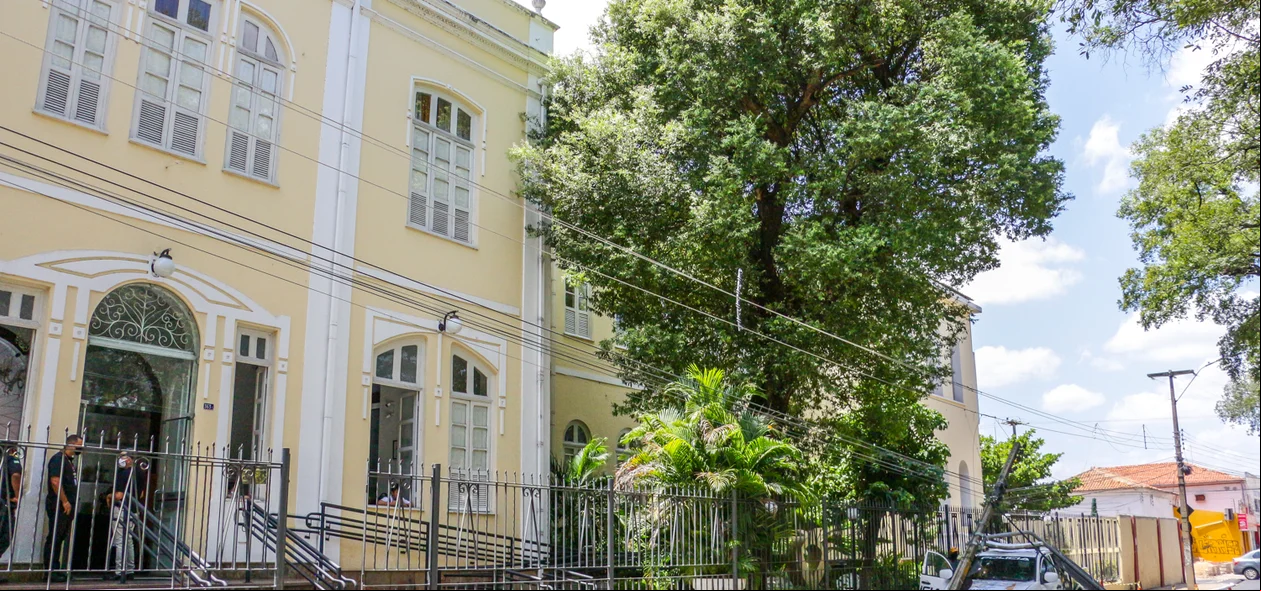 Viatura em frente ao Colégio Diocesano