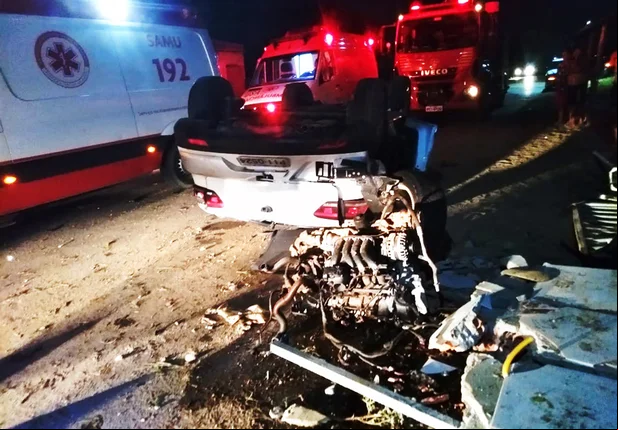 Carro ficou destruído