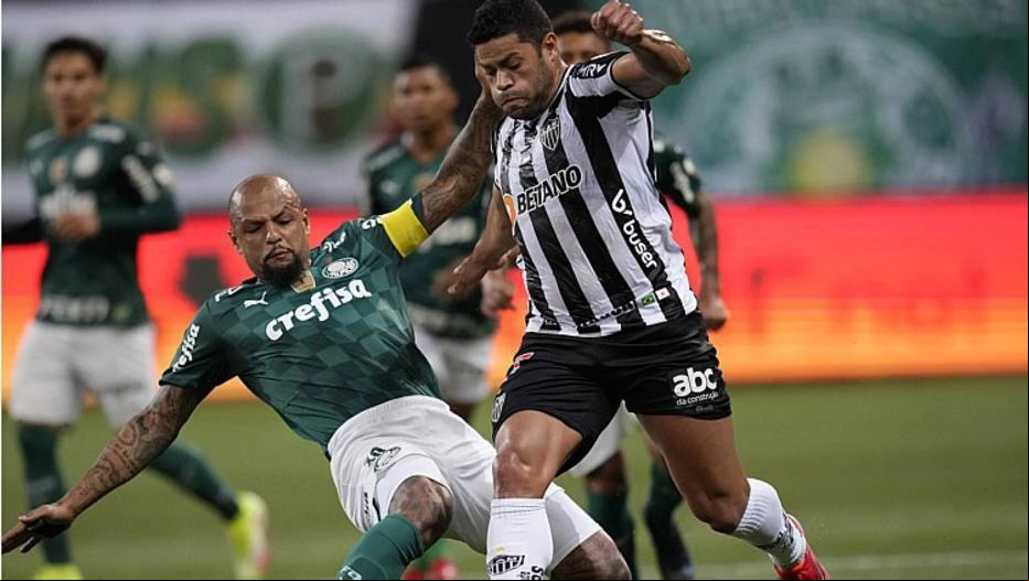 Felipe Melo e Hulk dividem bola durante jogo no Allianz Parque