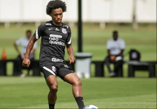 Willian participa de treino do Corinthians