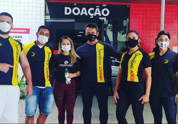 Demóstenes Ribeiro e equipe doando sangue