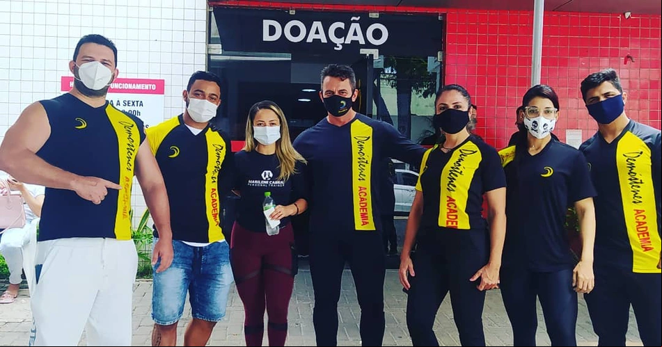Demóstenes Ribeiro e equipe doando sangue