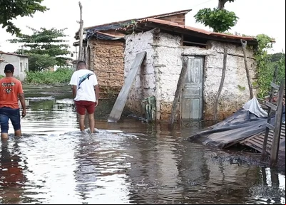 Famílias em áreas alagadas na zona norte de Teresina