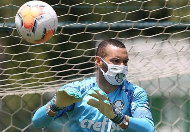 Goleiro Weverton está entre os jogadores que testaram positivo para a covid
