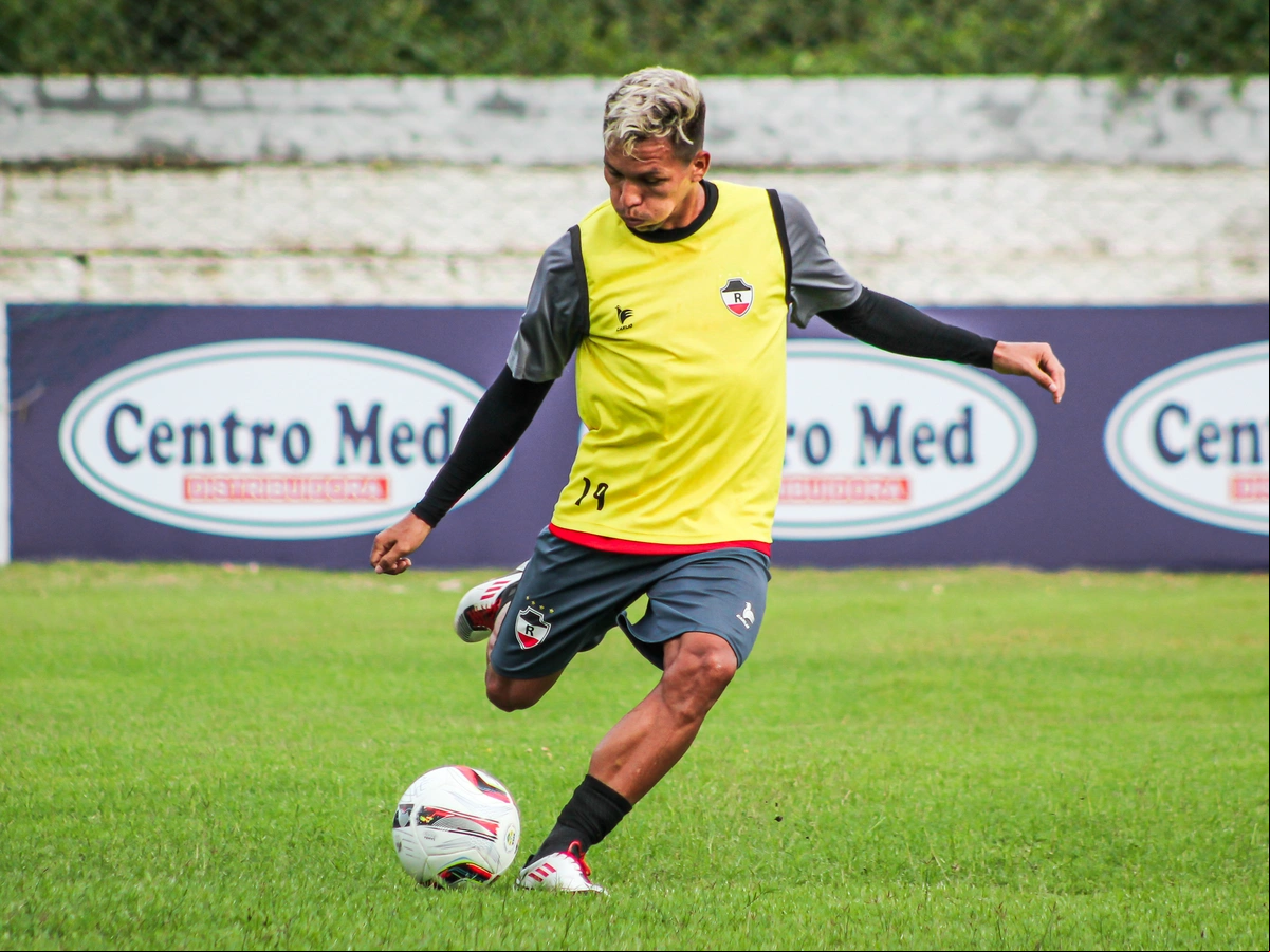 Jogadores retomam atividades sob supervisão do técnico Wallace Lemos