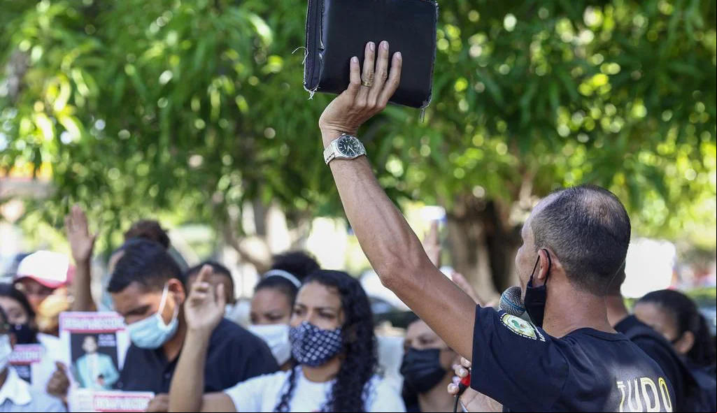 Manifestação na frente do DHPP em Teresina