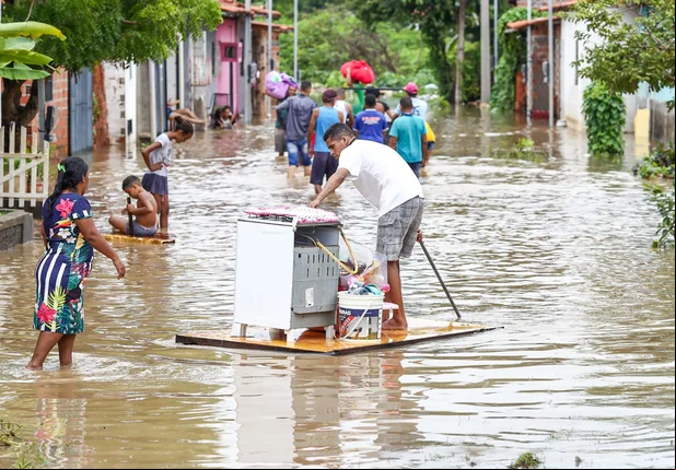 Moradores da região improvisaram formas de retirar seus pertences do local alagado