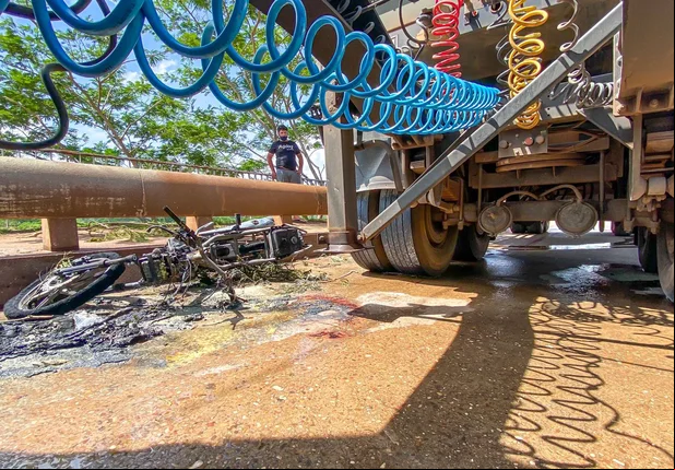 Motocicleta ficou completamente destruída