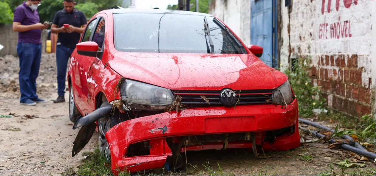 Veículo teve perda total após ser carregado pela correnteza