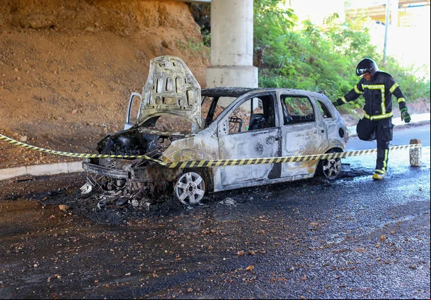 Carro ficou destruído no viaduto do Promorar