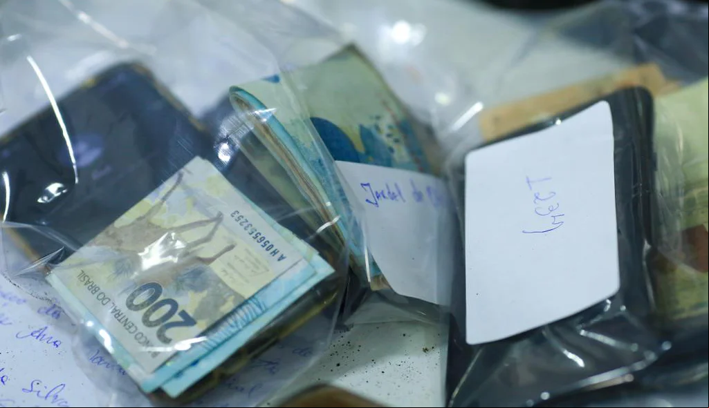 Dinheiro apreendido pelos policiais da DEPRE