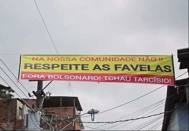 Faixas contra Bolsonaro são colocadas na periferia de São Paulo