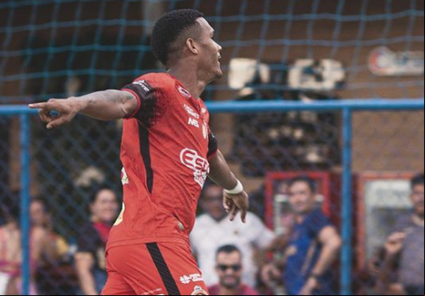 Jogador do Resenha comemorando gol