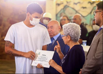 Regina Sousa entrega certificado para internos da Penitenciária Major César Oliveira