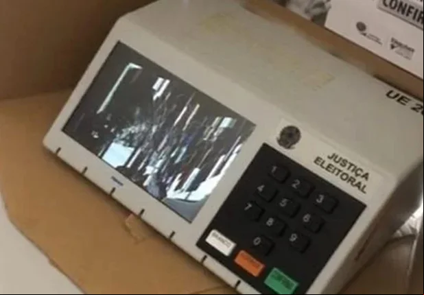 Urna eletrônica quebrada em Cajazeiras, Paraíba