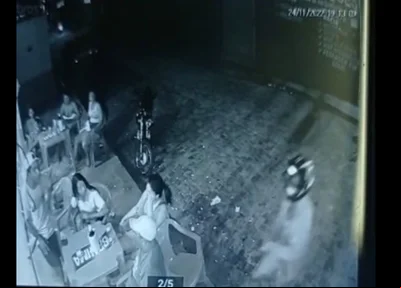 Câmera de segurança registrou momento que os bandidos chegam ao local do crime