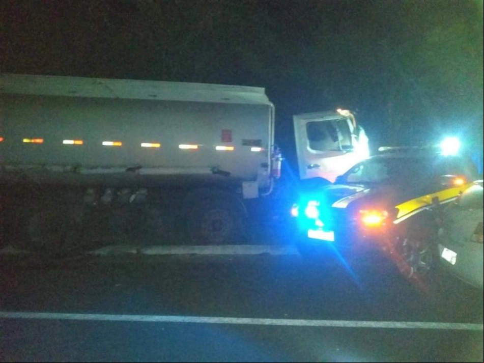 Caminhão-tanque colidiu na viatura da PRF