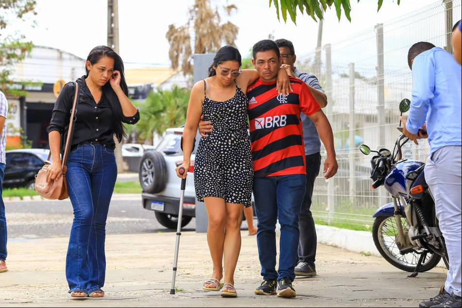 Dayane Gomes chegou acompanhada de outras pessoas