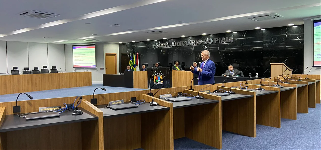 Doutor Edmundo Oliveira ministrando aula magna