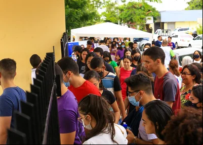 Estudantes chegam ao local de aplicação de provas do Enem
