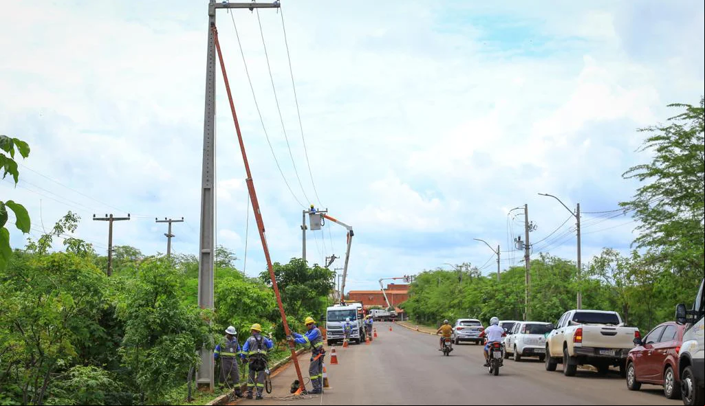 Funcionário da Equatorial trabalhando