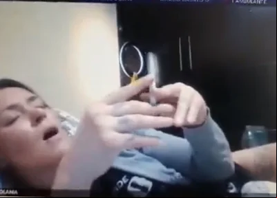Juíza foi flagrada fumando e seminua em audiência
