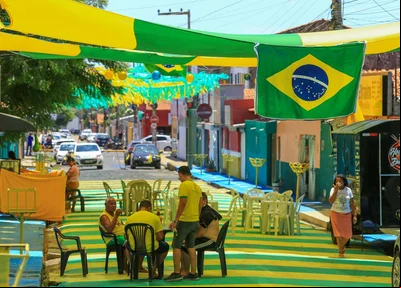 Moradores enfeitam Rua da Crel no bairro Dirceu 1 para estreia da seleção na Copa