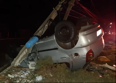 Motorista fica ferido após capotar veículo e colidir em poste no Piauí