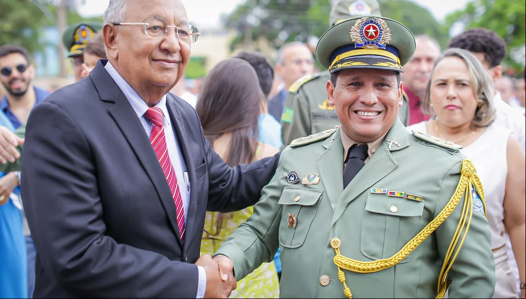 Prefeito Dr. Pessoa cumprimenta mais um homenageado