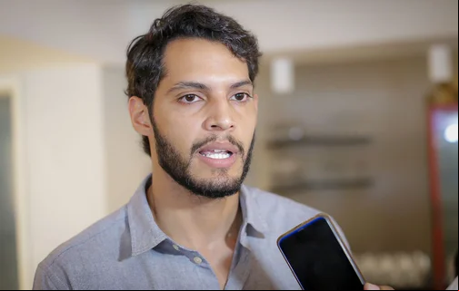 Superintendente da Saad Centro, Roncalli Filho na obra do píer nas próximidades do Iate Clube