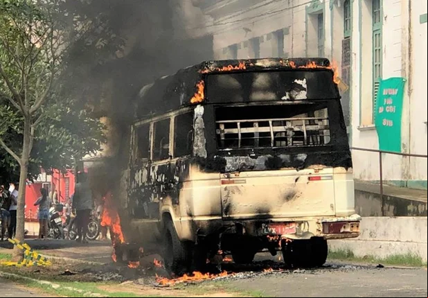 Van fica destruída após pegar fogo na cidade de Amarante
