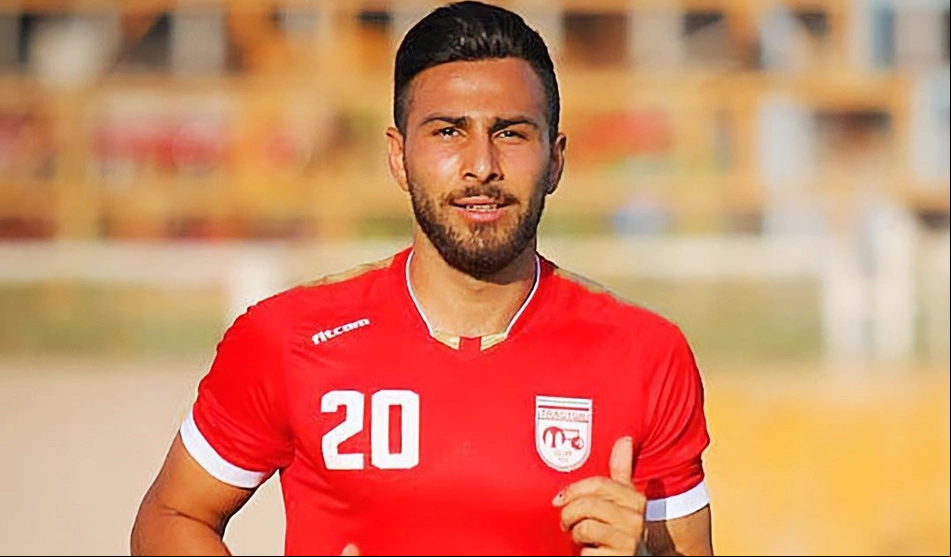 Amir Nasr-Azadani, jogador de futebol do iraniano, que foi condenado a morte no Irã