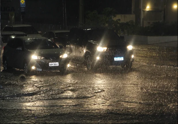 Chuva deixou garandes avenidas alagadas