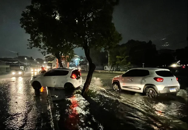 Chuva forte alagou diversos pontos na zona leste
