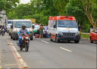 Colisão entre carro e moto deixa mulher ferida na Avenida João XXIII