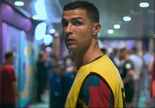 Cristiano Ronaldo no túnel com o colete de substituto diante da Suíça