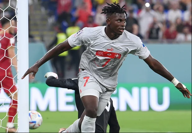 Embolo comemorando gol contra a Sérvia