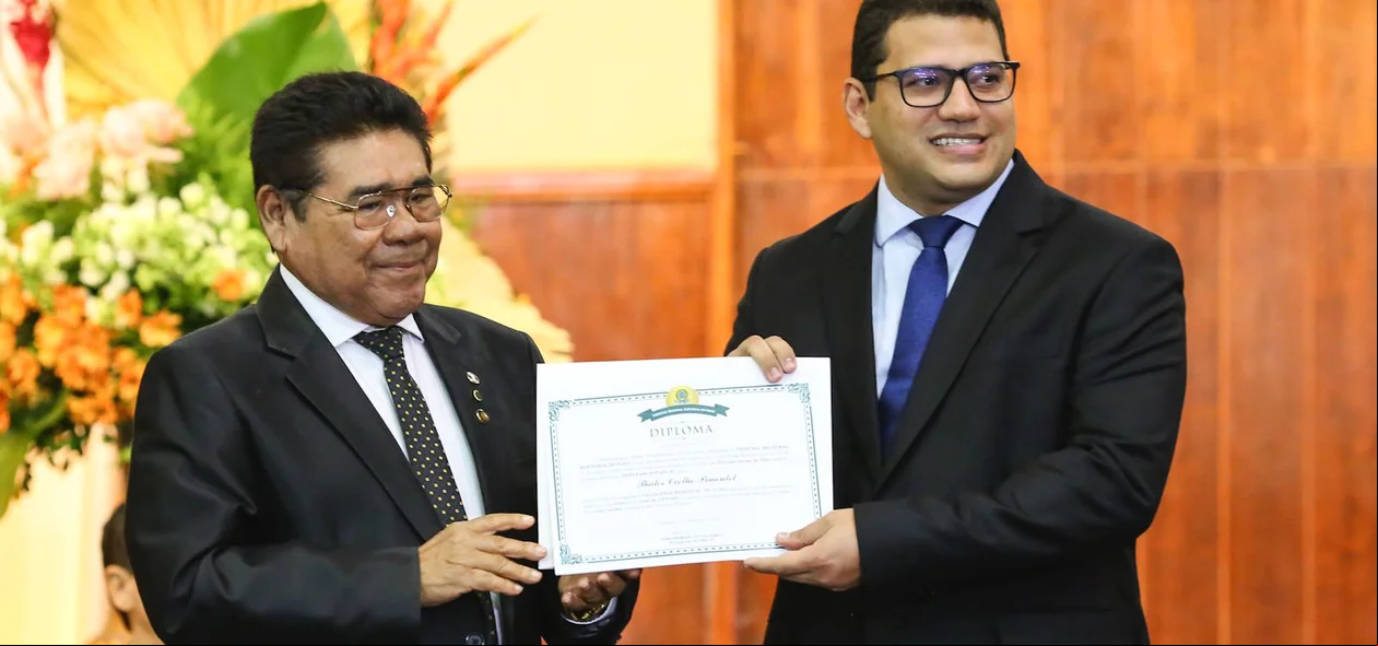 José James entrega diploma para Átila Filho