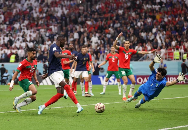 Kolo Muani marca em seu primeiro toque na bola
